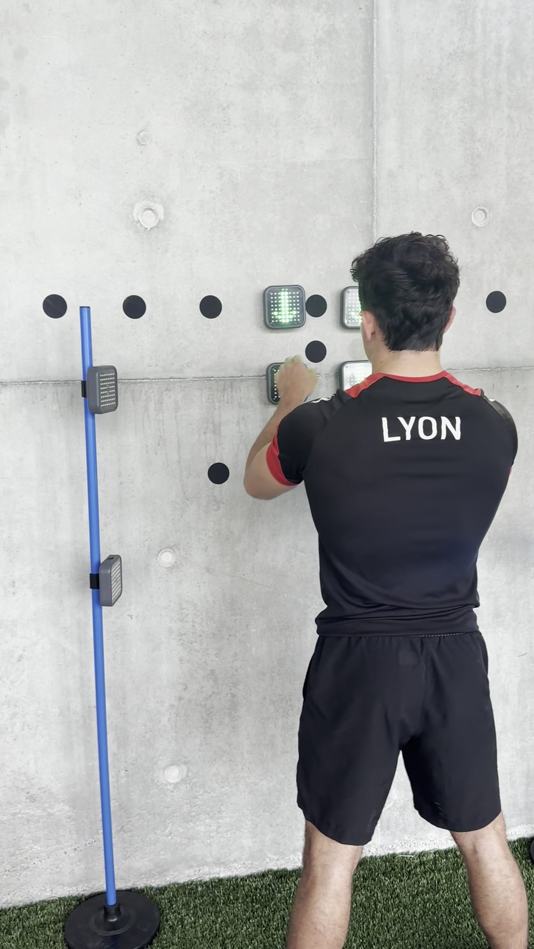 Démonstration du Neural Trainer : athlète sur mur cognitif avec capacités attentionnelles affichées